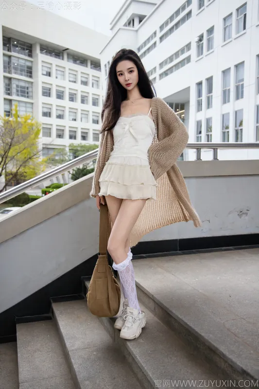 足愉心 NO.017 南南（搭配:针织长衣、白色吊带、运动鞋、白色丝袜、裸足） - 足愉心